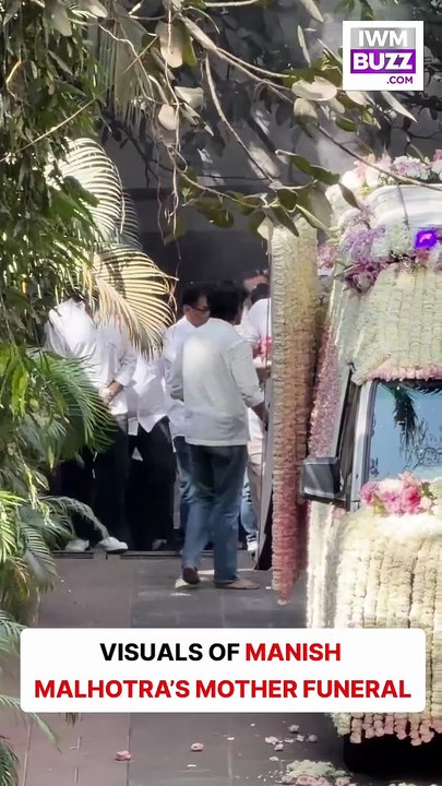 A deeply emotional moment as family and loved ones gather to bid their final goodbye to Manish Malhotra’s mother. Heartfelt prayers and strength to the family during this incredibly difficult time.