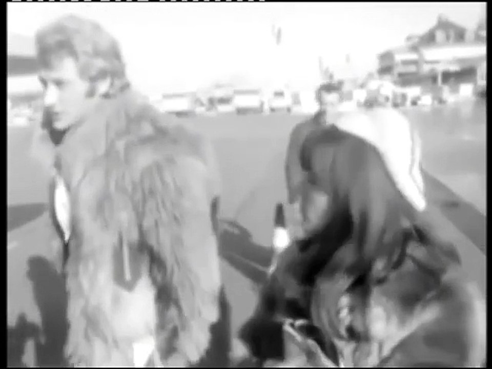 1968 – Johnny Hallyday – Johnny et Nicoletta à l’aéroport de Cointrin (Carrefour Revue, TSR, 21 Janvier)