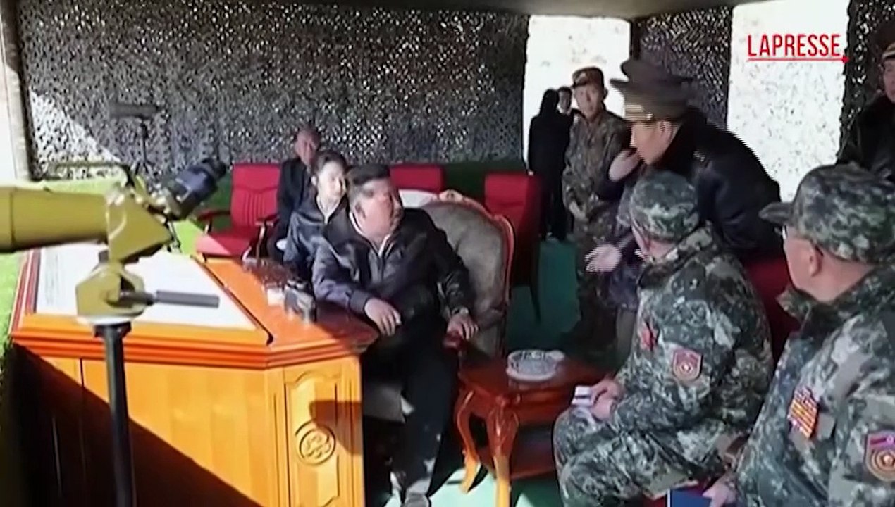 Corea del Nord, Kim sale su un carro armato insieme alla figlia durante un'esercitazione militare