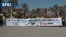 Miles de docentes exigen mejoras salariales y laborales en Barcelona