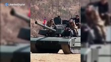 Kim Jong-un prueba junto a su hija de 13 años el nuevo carro de combate antidrones de Corea del Norte