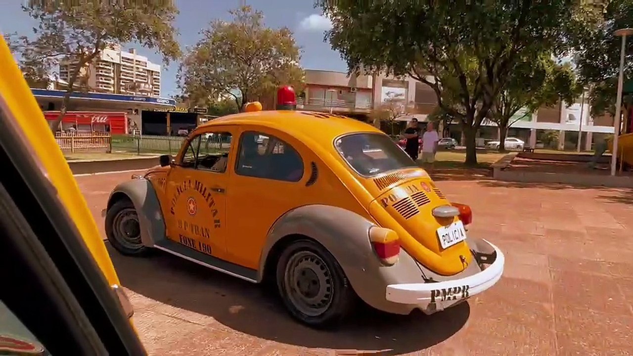 PM mistura passado e presente com desfile de relíquias nas ruas de Umuarama