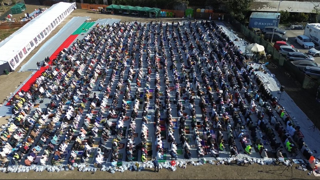 Festa di fine Ramadan, le immagini dei musulmani in preghiera a Mestre e Verona: il video