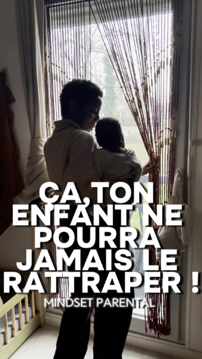 On court après l’argent, les activités, les bonnes écoles…  Mais la seule chose que ton enfant ne pourra jamais rattraper,  c’est ce moment où il lève les yeux  et te trouve vraiment là, sans téléphone, sans agenda. 🤎✨