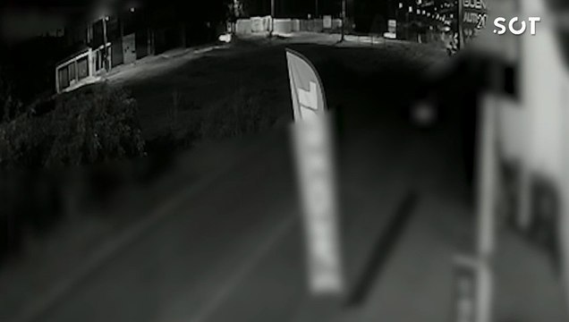 Jovem de 19 anos morre carbonizado após carro de luxo bater em árvore e pegar fogo no bairro Parque Verde, em Cascavel