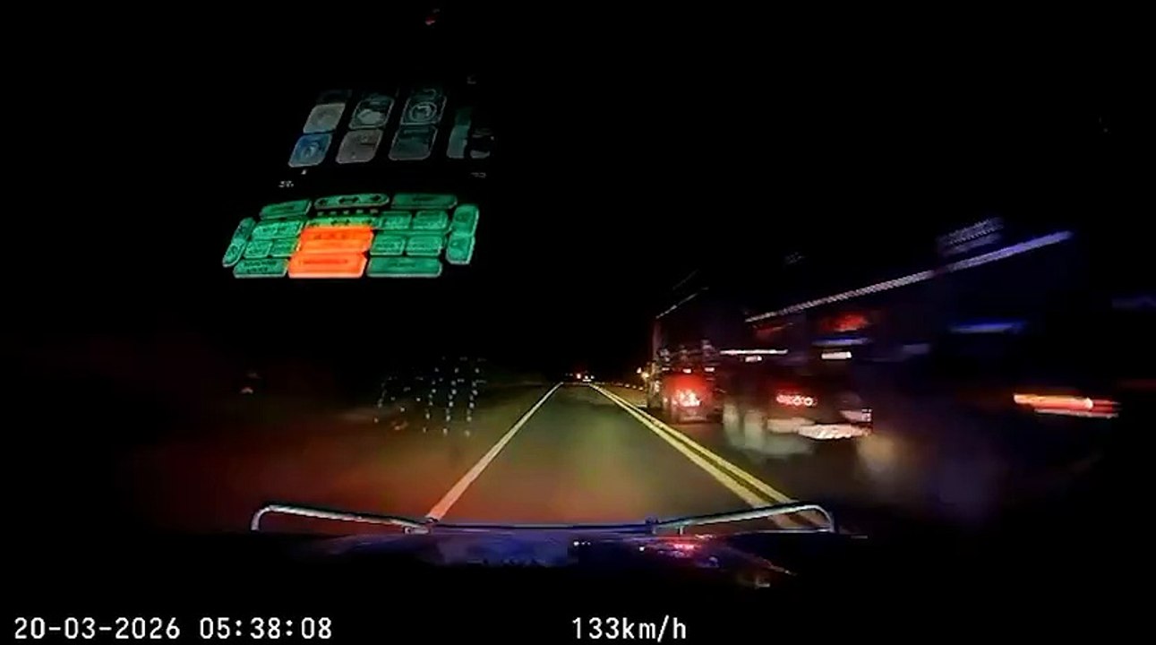 Fuga na BR-163 termina com carro capotado e apreensão de drogas e arma em Toledo