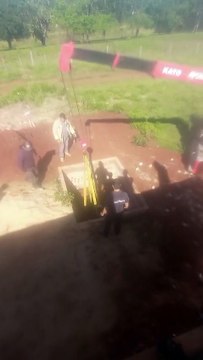 Bomberos rescatan a una vaca que cayó a un pozo ciego en Fram