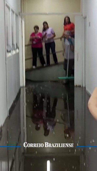 Parte de teto desaba e inunda HRT