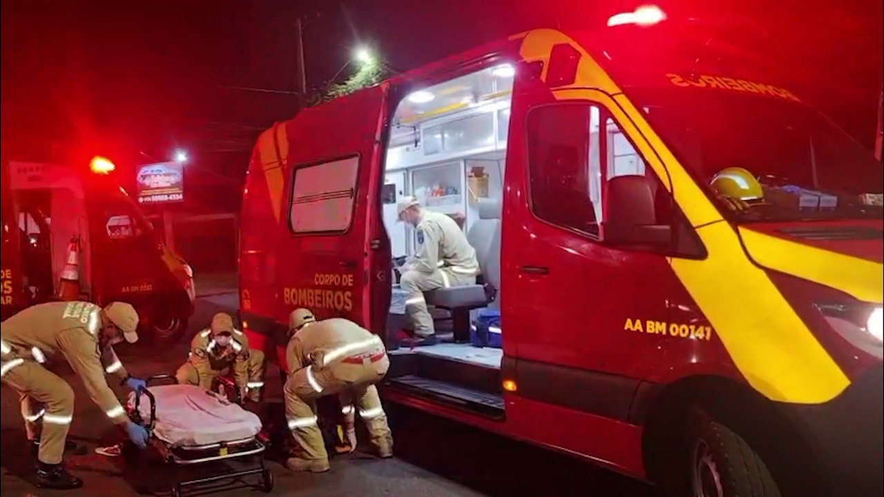 Polo colide em moto com duas mulheres e foge sem prestar socorro; vítima teve lesões graves