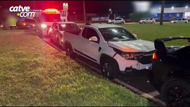 Batida entre carros deixa veículos destruídos no Trevo do Guarujá em Cascavel