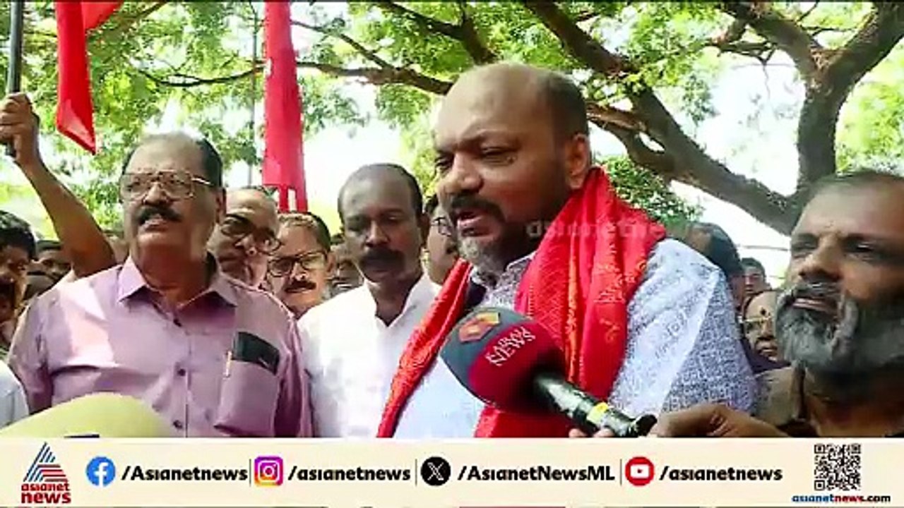 'വിജയം ഉറപ്പ്'; നാമനിർദ്ദേശ പത്രിക സമർപ്പിക്കാൻ മന്ത്രി പി രാജീവ് എറണാകുളം കളക്ടറേറ്റിലെത്തി