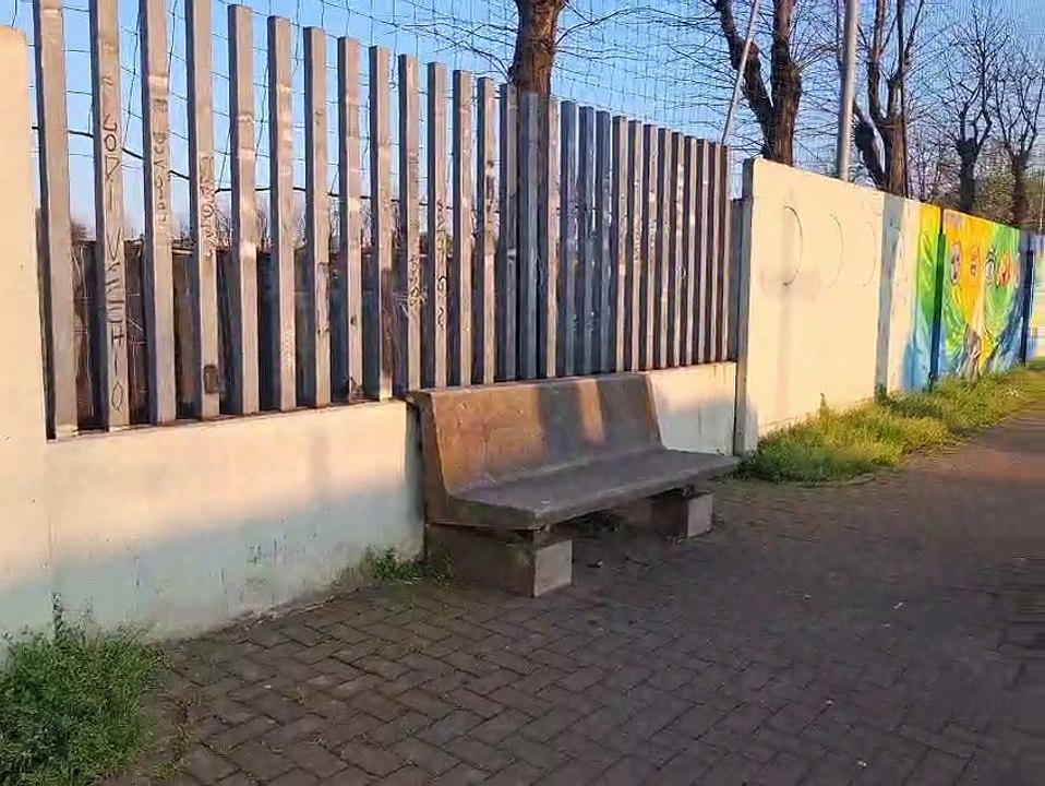Due murales contro il bullismo: il muro del campo si trasforma in messaggio sociale