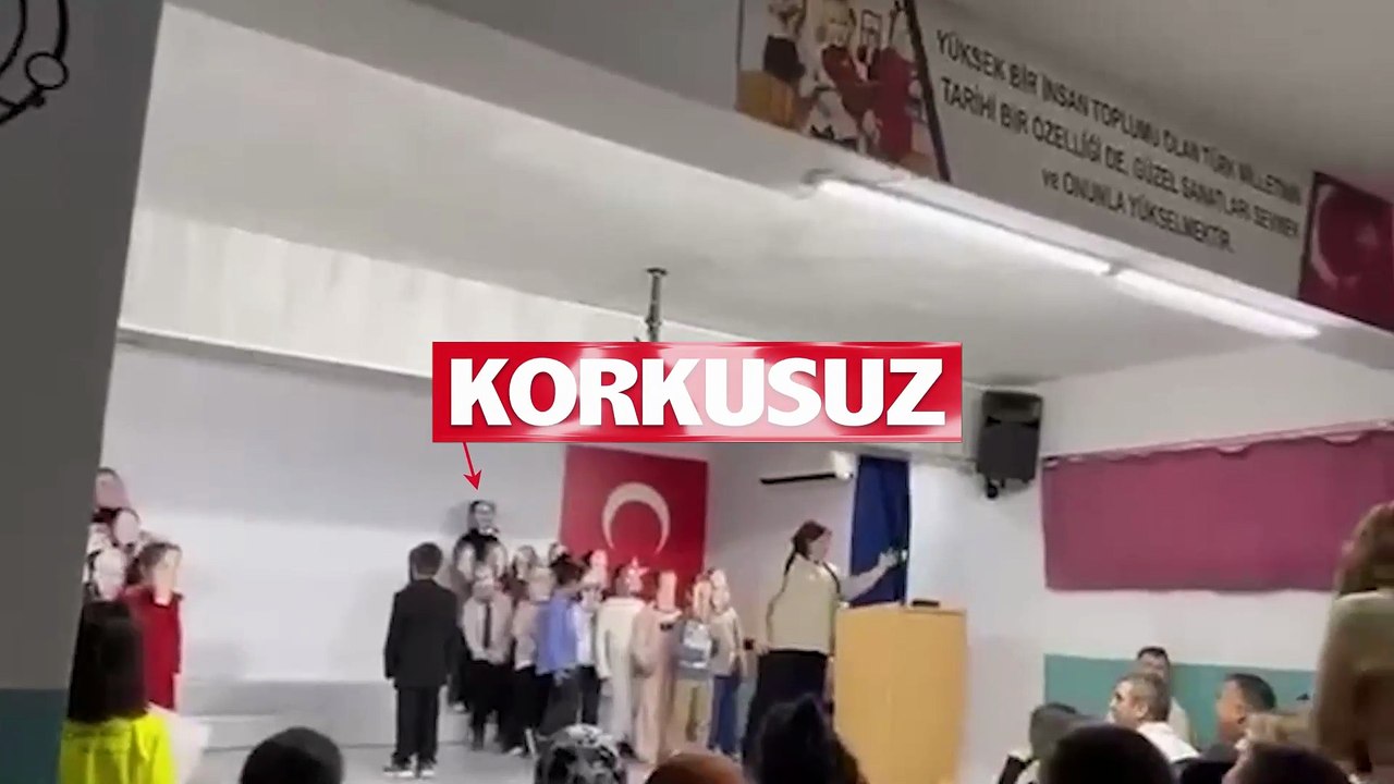 Okul etkinliğinde öğrenciye Atatürk maskesi taktırıp dans ettirdiler