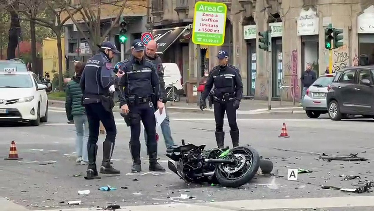 Milano, schianto fra moto e taxi nella notte: perdono la vita due ragazzi di vent'anni