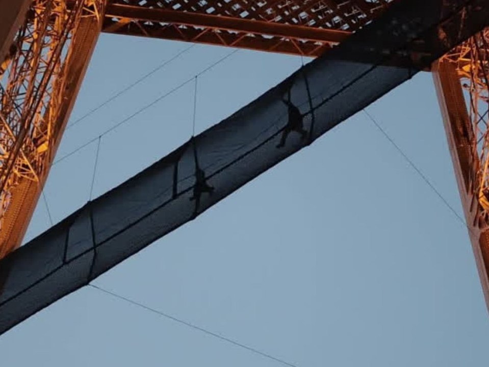 Adrenalin pur: Hängebrücke am Eiffelturm sorgt für Nervenkitzel