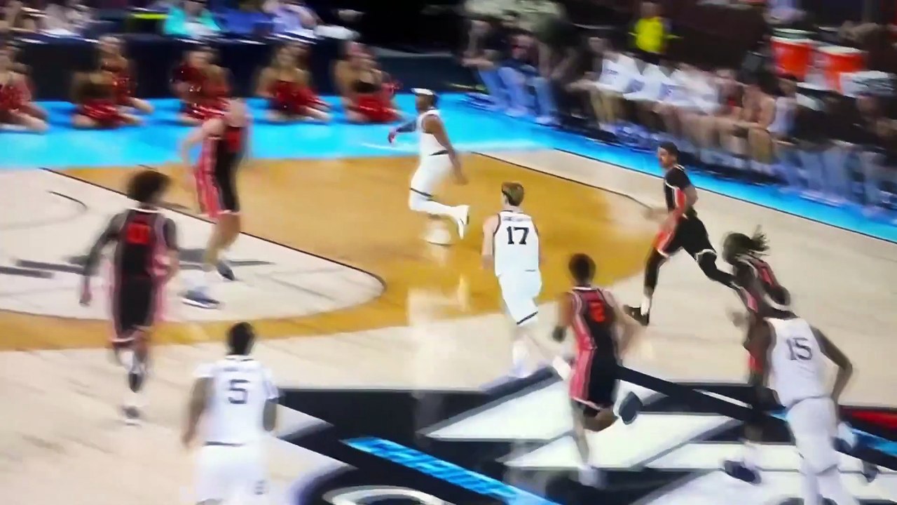 College basketball player crashes into cheerleaders and goes viral