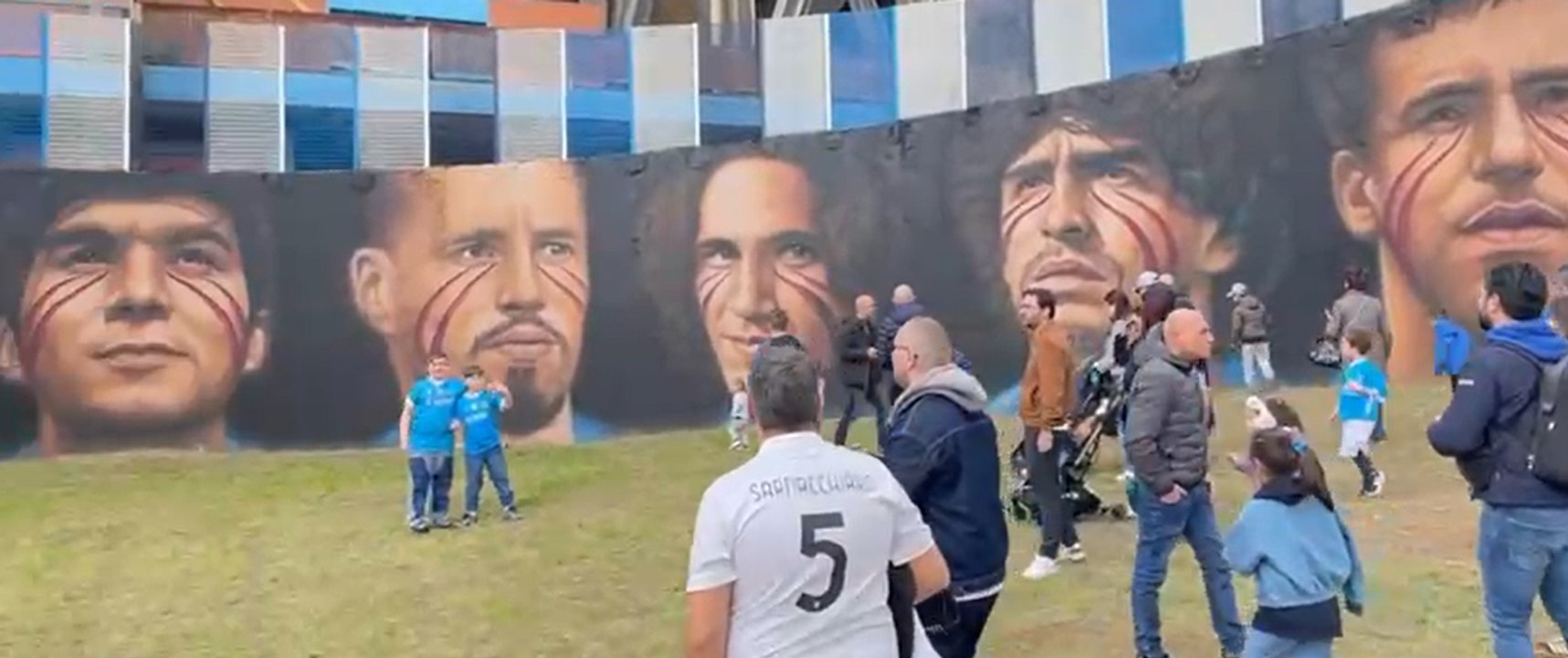 Il murale al Maradona meta del pellegrinaggio dei tifosi a caccia di una foto