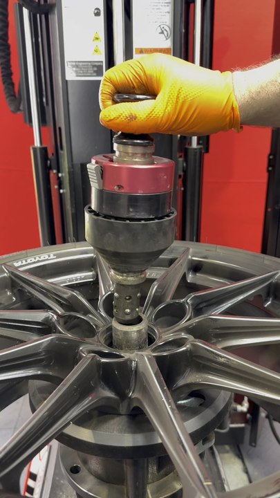 Précision & protection au rendez-vous !Avec nos équipements de marque Hunter 🔧, chaque roue est traitée avec le plus grand soin :✔️ Verrouillage central pour protéger vos jantes✔️ Centrage parfait de la roue✔️ Équilibrage ultra précis