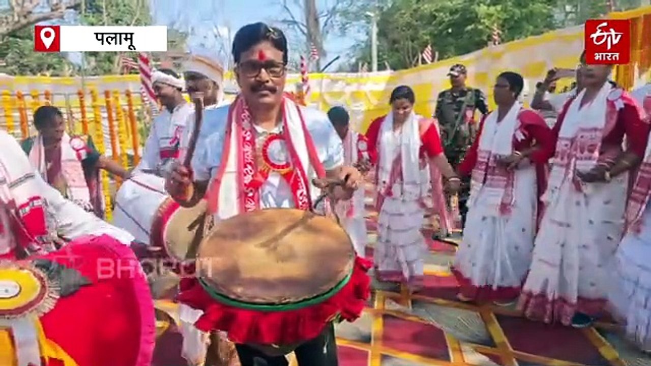 पलामू में सरहुल पर निकला भव्य जुलूस, जवानों के साथ आईजी ने बजाया मांदर, एसपी ने खेला झूमर