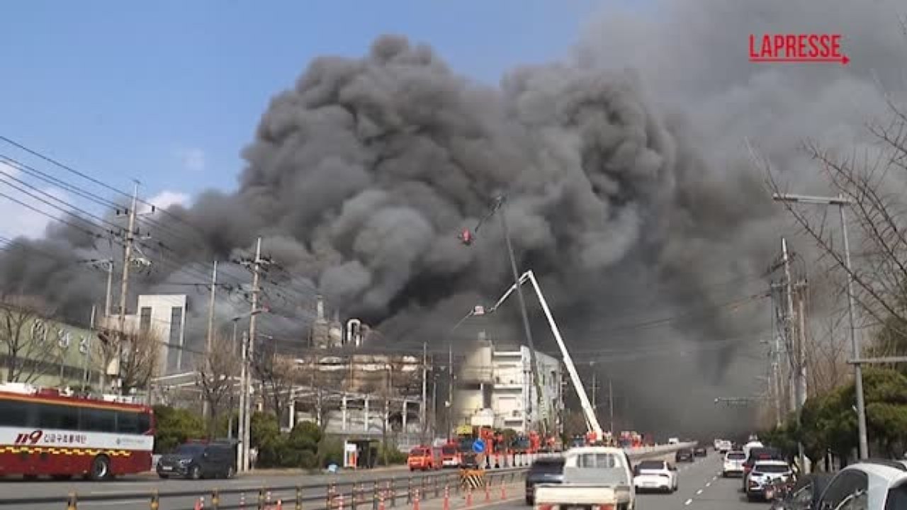 Incendio in una fabbrica di componenti per auto in Corea del Sud: una gigantesca nube di fumo invade l'aria