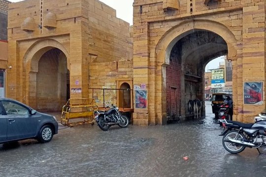 Video: सुबह से बादलों का डेरा, बूंदाबांदी ने दिन भर खुशनुमा बनाए रखा मौसम
