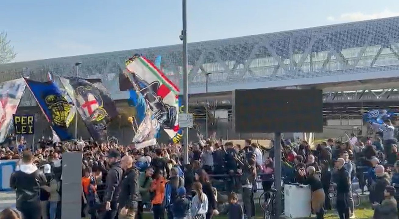 VIDEO FCIN1908 / Inter in partenza verso Firenze: la carica dei tifosi e della Curva