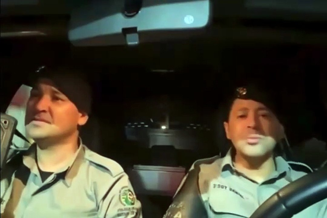 Policiais militares viralizam nas redes sociais após cantar modão durante ronda