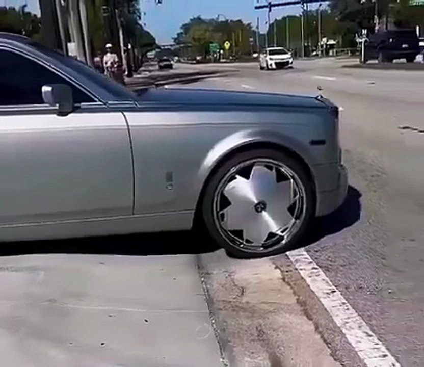 Rolls-Royce Phantom: Why the Logo Stays Upright While Driving