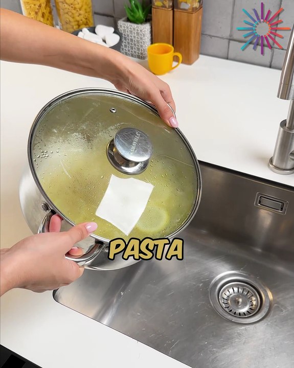 Quick pasta straining hack🍝
