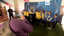 Por apenas um dia, fãs em Budapeste podem tirar uma fotografia com o troféu original da Liga dos Campeões