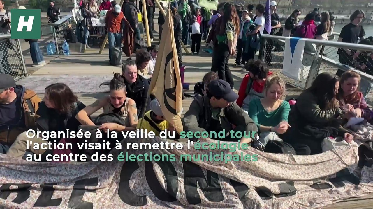 À Paris, Extinction Rebellion occupe une passerelle avant le 2e tour des élections municipales