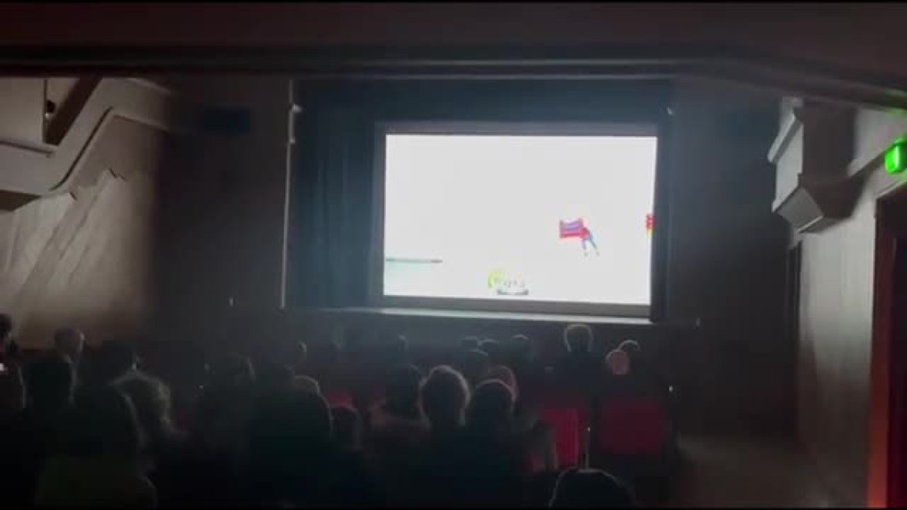 Laura Pirovano vince la Coppa del mondo di discesa libera, l'esultanza del suo paese