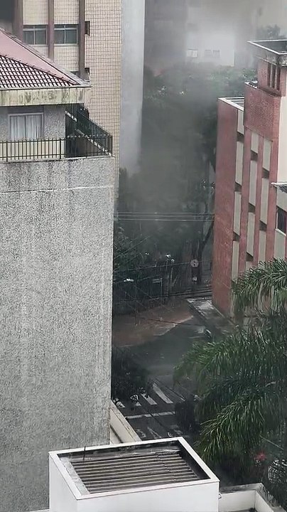 Temporal provoca alagamento em via de BH