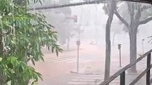 Forte chuva provoca alagamento de avenida em BH
