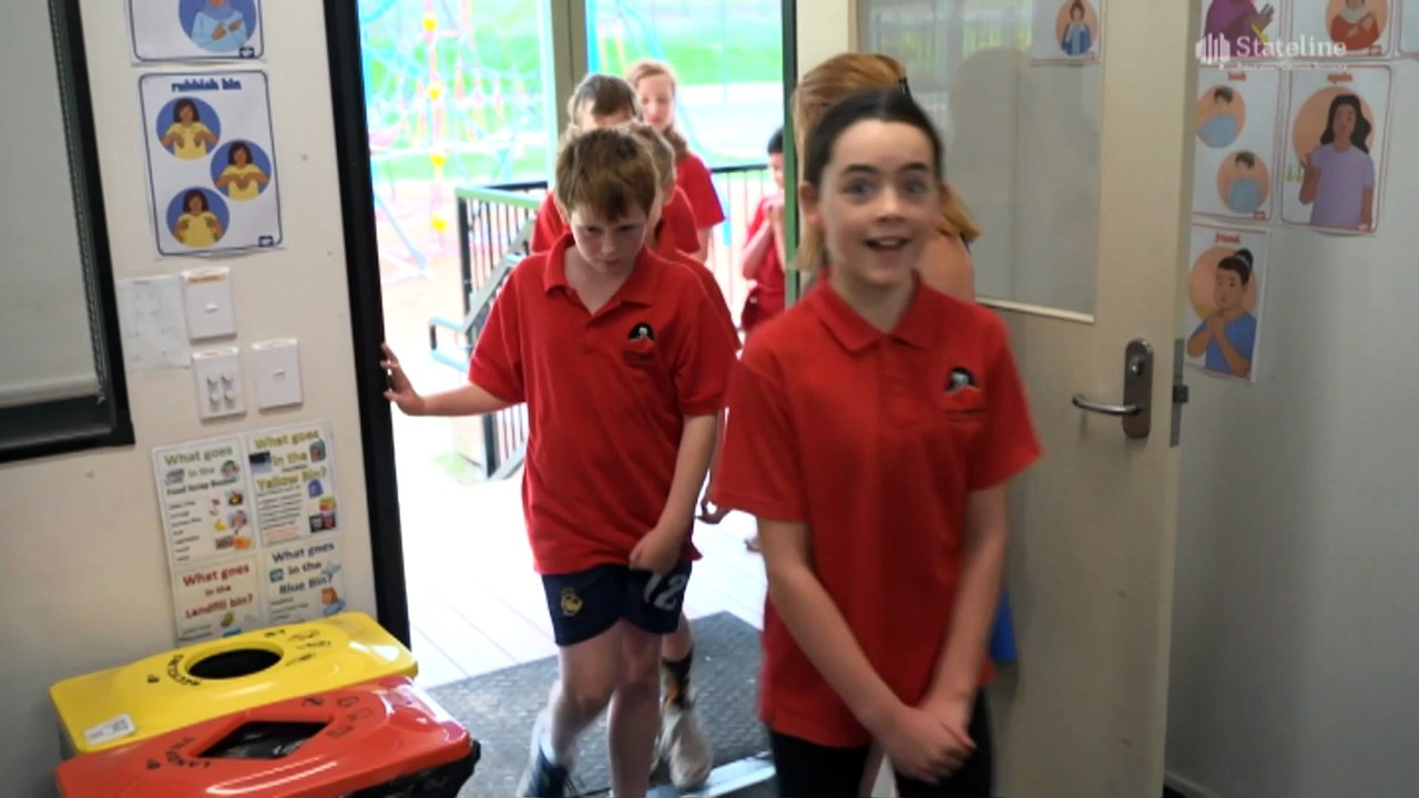 Pioneering Auslan program breaks down barriers in Canberra schoolyard