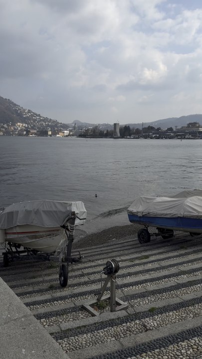 Peaceful moments at Lake Como 🇮🇹 A quiet boat drifting on the water while a tiny duck swims by, like a scene from a movie. The calm, the mountains, and the soft sound of the lake… pure serenity. 🦆🚣‍♂️✨