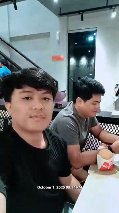 Nangaon sa Jollibee silang Jeffrey, Jelyn, si Grey, ug si Mike.