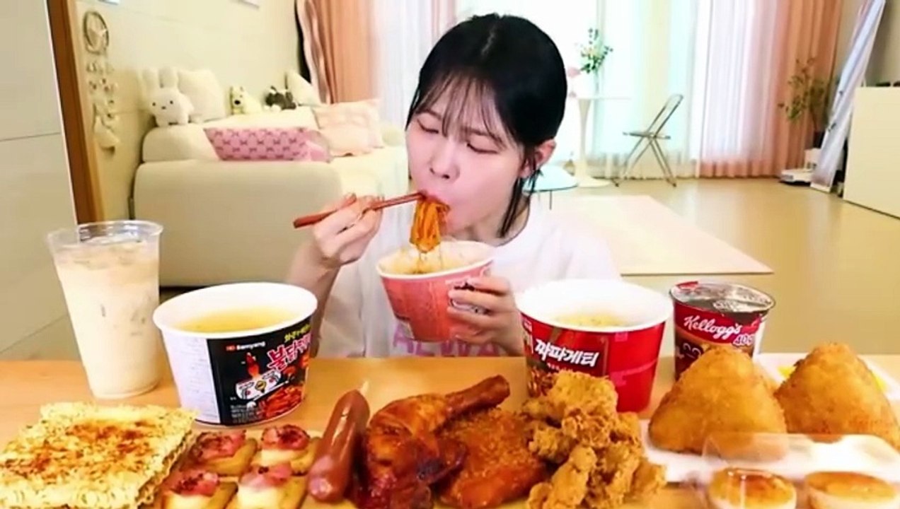 ASMR MUKBANG| Eating Korean Convenience Store Food! Fire Tteokbokki, Spicy Black bean noodles