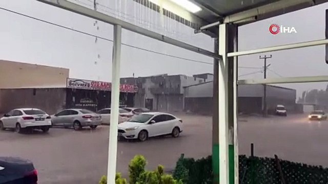 Bir anda bastıran dolu ortalığı birbirine kattı: Zincirleme kazada çok sayıda araç birbirine girdi!