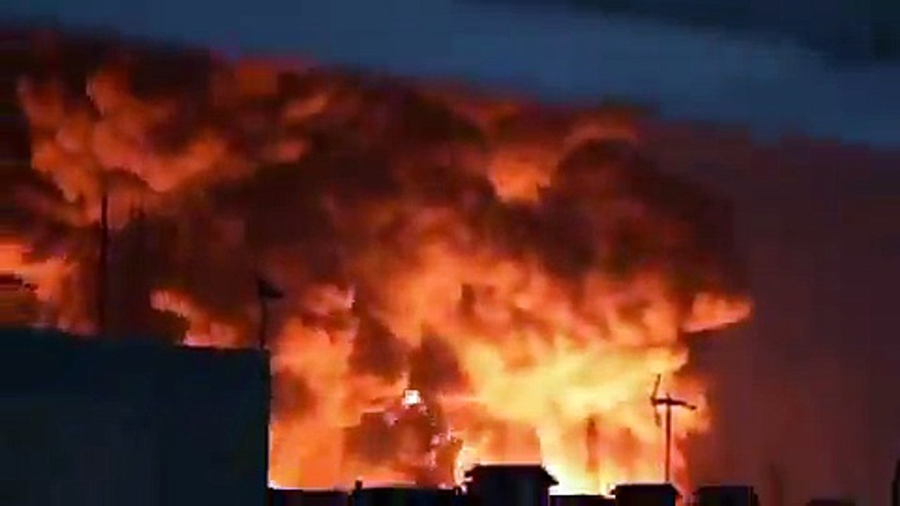 Iran Missile Strike on Haifa Oil Refinery: Massive Fire and Smoke Plumes in Israel