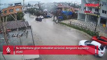 Su birikintisine giren motosiklet devrildi