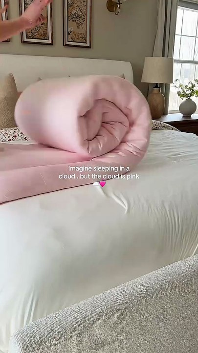 The fluffiest comforter-now in colors ☁️🤍 #mellowsleep #marshmellowcomforter #fluffybedding