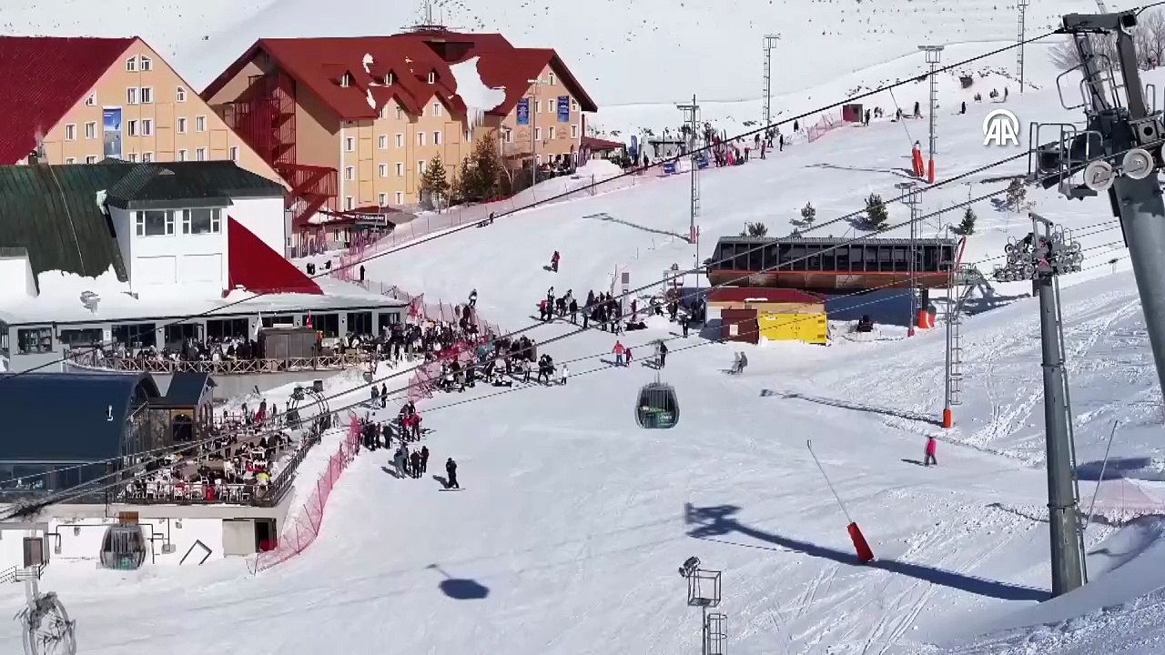 Bahar havasında kayak keyfi: Palandöken Kayak Merkezi bayram tatilinde doldu taştı