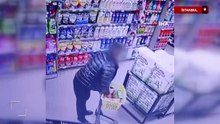 İstanbul'da marketten alkon alan şahıs şişeleri pantolonun içine soktu