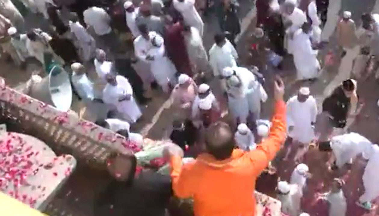 Jaipur: Hindus Shower Flowers on Muslims, Set Example of Harmony on Eid