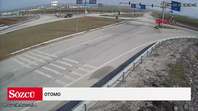 Otomobille hafif ticari aracın çarpıştığı kaza kamerada