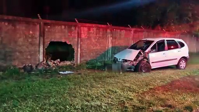 Motorista se assusta com caçamba de entulho e bate contra muro no Pioneiros Catarinenses