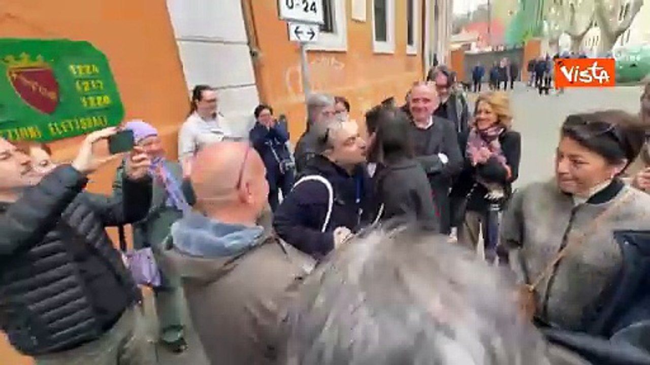 Applausi per Elly Schlein all’arrivo al seggio per voto Referendum