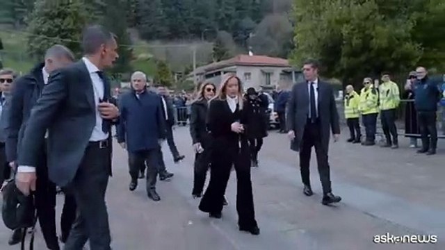 Bossi, arrivata Meloni a Pontida: applausi ma anche il coro Secessione