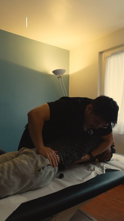 Lis la description 👀Salut les amis ! Aujourd’hui je soulage stagiaire 🙏🦴 Extrait d’une consultation d’ostéopathie — chaque geste est personnalisé selon le patient.Ce n’est pas un “crack show”, mais une vraie prise en charge.